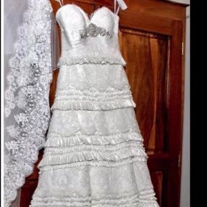 Gorgeous Yvonne La Fleur Wedding dress size 10